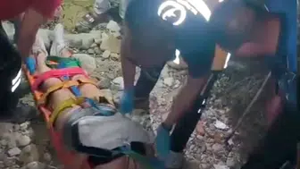 Saros Körfezi sahilinde yürüyen genç kız kayalıklara düştü
