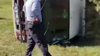 Iğdır’da saman yüklü araç yola devrildi