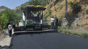 Hakkari'nin köy yollarına sıcak asfalt geliyor