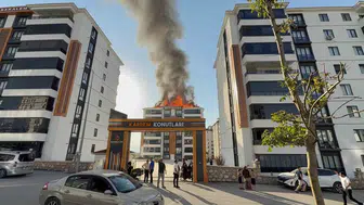 Elazığ'da 7 katlı binanın çatısı alev aldı