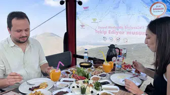 Erciyes Dağı'nda teleferik içinde kahvaltı dönemi