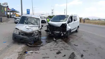 Malatya’da iki aracın çarpıştığı o anlar kameraya yansıdı