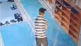 Sultangazi'de cami cemaatinin ayakkabılarını sürünerek çaldı