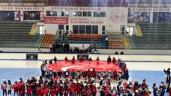 Buz pistinde zafer gururu: Genç sporcular 30 Ağustos'u unutulmaz kıldı