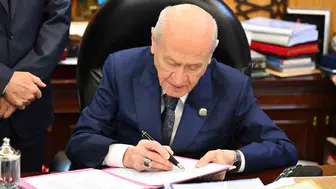 Bahçeli Terörsüz Türkiye hedefli çerçeve yasaya ilk imzayı attı