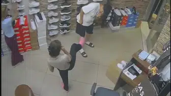 Avcılar'da çocukları kalkan yaptılar Mağazayı böyle soydular
