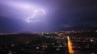 Kayseri semalarında gökyüzü şöleni Erciyes eteklerinde şimşekler kamerada
