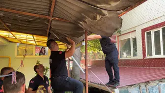 Çatıda mahsur kalan adamı polis ve itfaiye indirdi