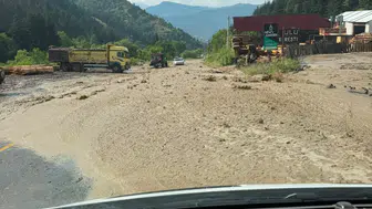 Artvin Şavşat’ta aniden bastıran sağanak yolları kapattı