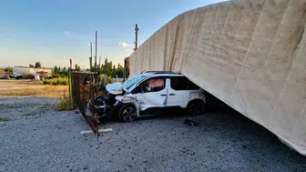 Tırın dorsesi aracın üzerine devrildi, sürücü hastanelik oldu