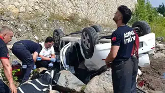 Dereye yuvarlanan otomobilde iki kadın can verdi