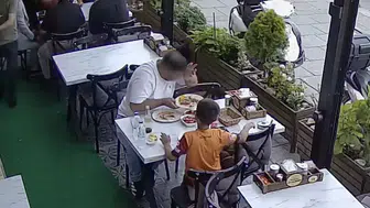 Bedava yemek yemek için kendi kılını yemeğe attı