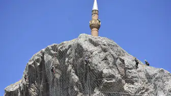 Sivas'ın doğal anıtı taş düşmelerine karşı çelik ağlarla kaplandı
