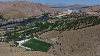 Keban'ın dağ yamacındaki stat, baraj gölü manzarasıyla dronla böyle görüntülendi