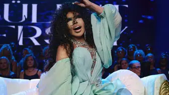 Bülent Ersoy hasta haliyle sahneye çıktı, geç kaldı diye bağıran seyirciyi kovdu