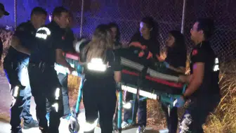 Direksiyon hakimiyetini kaybetti, ticari araç devrildi Sürücüyü itfaiye kurtardı