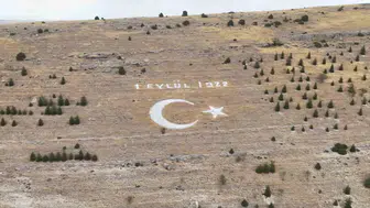 Seyitgazi’nin kurtuluş coşkusu tepelere yansıdı: Dev ay yıldız yenilendi