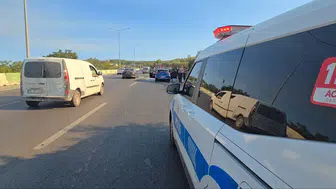 Seyir halindeki otomobil alev aldı, zeytinlik son anda kurtuldu