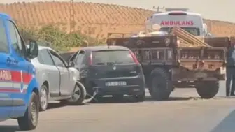 D-400'de traktör ve otomobiller çarpıştı, 2 kişi yaralandı