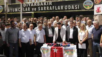 Diyarbakır'da kuyumcu esnafı kepenkleri indirdi