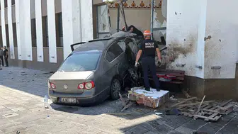 Bolu'da kontrolü kaybeden sürücü caminin imam odasına girdi