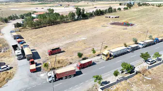 Tomarza çiftçisi hasat ettiği buğdayı Toprak Mahsulleri Ofisi’ne teslim ediyor