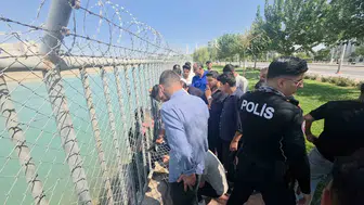 Valinin korumaları kanalda boğulmak üzere olan çocukları kurtardı