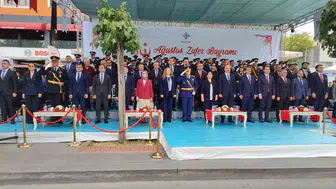 Batman'da 30 Ağustos coşkusu: Komandoların disiplinli yürüyüşü meydanı inletti