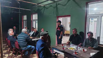 Köylüleri dolandırıcılara karşı uyaran jandarma sahaya indi