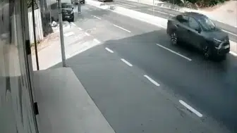 Yaya geçidinde duran aracı görmeyen sürücü, konteynere çarptı 2 yaralı