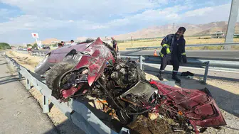 Van Hakkari yolunda otomobil bariyerlere girdi