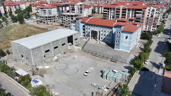 Isparta’da bir okul daha modern spor salonuna kavuşuyor