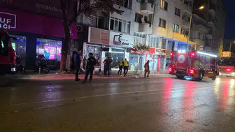 Geri dönüşüm deposunda yangın çıktı, apartman sakinleri panikledi