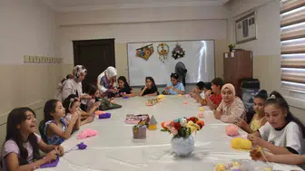 Şahinbeyli çocuklar yaz tatilini örgü atölyesinde üreterek değerlendiriyor