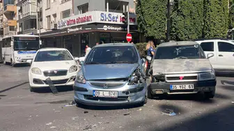 Kavşakta üç araç birbirine girdi, can kaybı yok