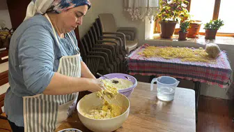 Buldan'da kış hazırlığı Kadınların elinden çıkan tarhana ve erişte, bez keselerde saklanıyor