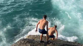 Karaburun Sahili’nde dalgalar arasında ölümle burun buruna geldi
