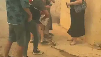 Edremit'te orman yangını paniği Jandarma vatandaşları alevlerin içinden kurtardı