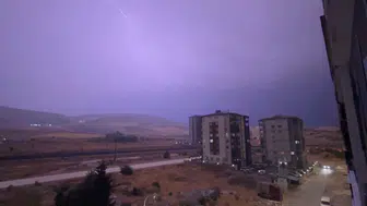 Gaziantep'te Doğa Olayı: Şimşek Fırtınası Gökyüzünü Aydınlattı!