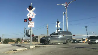 Elazığ’da bariyerleri hiçe sayan sürücüler faciaya davetiye çıkardı