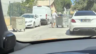 Çanakkale’de rüzgar çöp konteynerlerini yola savurdu