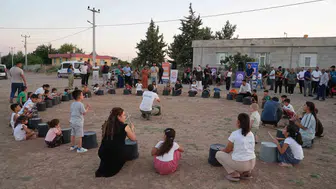 Diyarbakırda çocuklar sokakları sahneye dönüştürdü