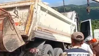 Ardahan Posof yolunda asfalt yüklü kamyon kaza yaptı