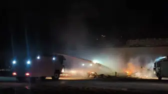 Antalya'da gece yarısı korkutan yangın Balıkçı Barınağı'nda 20'den fazla tekne küle döndü