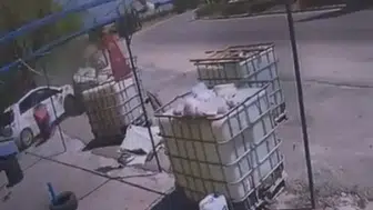 Eskişehir’de kontrolden çıkan otomobil dükkanın içine girdi