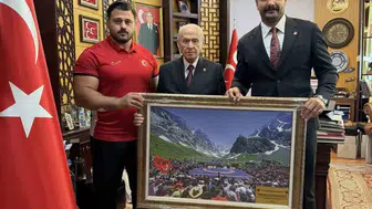 Türk Güreşinin Zirvesinden Bahçeli'ye Anlamlı Ziyaret Kurt Figürlü Milli Forma Hediye Edildi