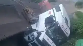 Dilovası’nda rulo sac yüklü TIR dereye uçtu