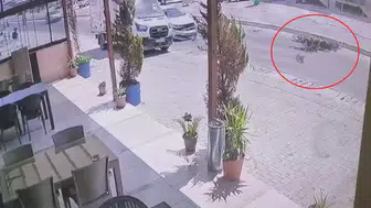 Hatay'da otomobil ve motosiklet çarpıştı Sürücü havada takla attı