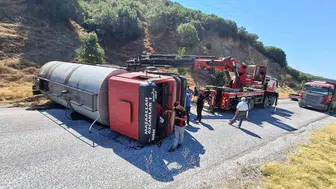 Alaşehir yolunda kaza trafiği kilitledi