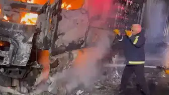 Gece yolculuğu yangınla bitti, tırdan geriye kül yığını kaldı